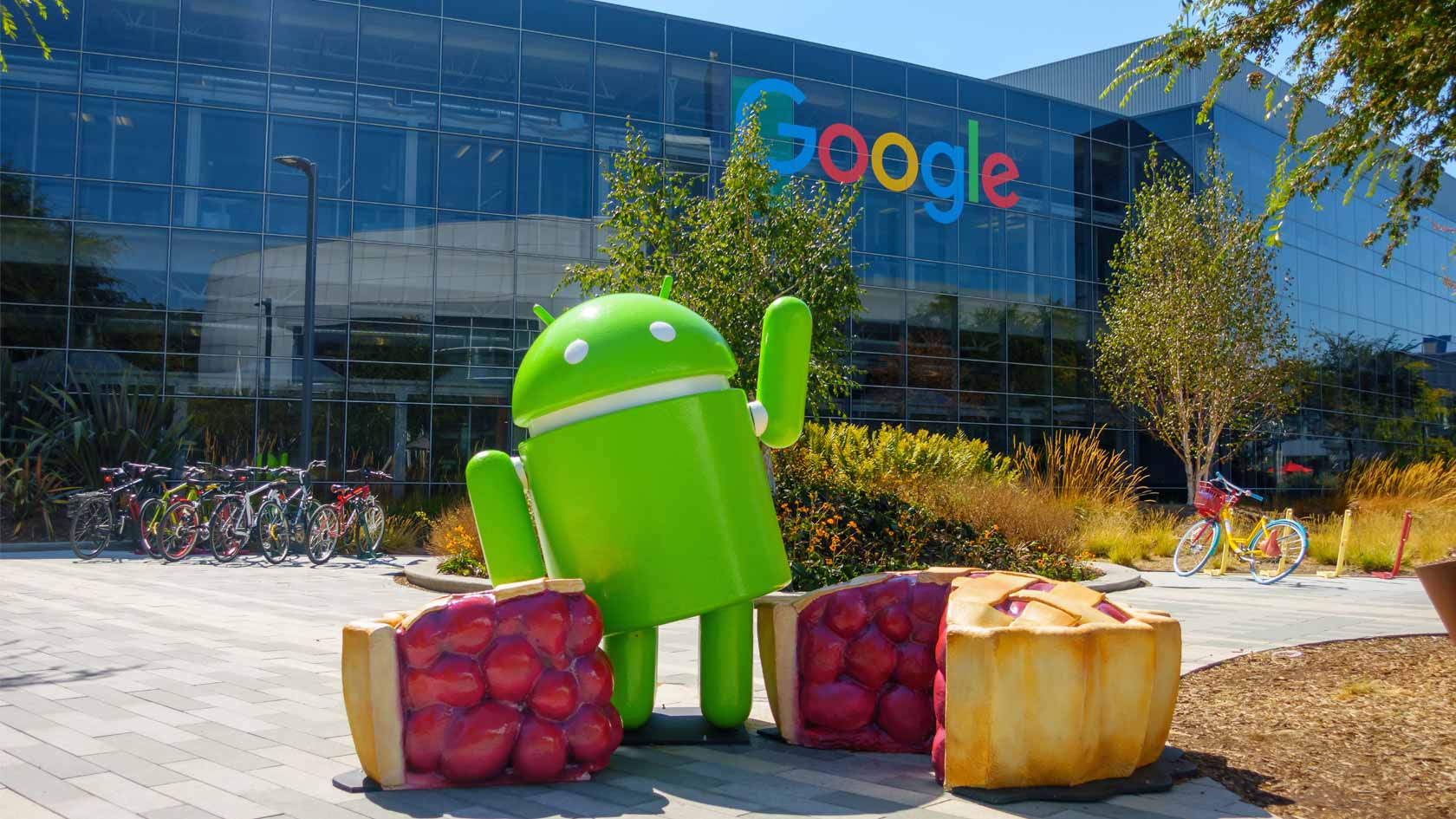 Google-staty framför Googles huvudkontor.