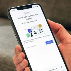 Iphone visar Googles inloggningssida för inloggning med passkey.