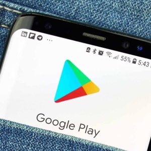 En mobiltelefon sticker upp ur en jeansficka. Google Plays logotyp syns tydligt.