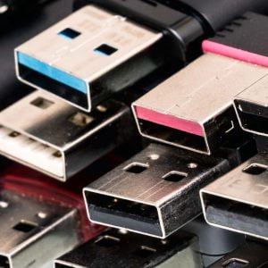 En mängd USB-minnen ligger staplade på varandra.