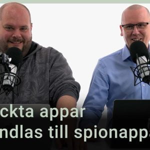 Peter Esse och Karl Emil Nikka står vid varsin mikrofon. Texten ”omtyckta appar förvandlades till spionappar” syns under.