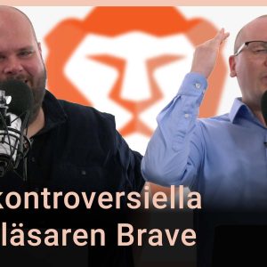 Peter Esse och Karl Emil Nikka står vid sina mikrofoner. Karl Emil Nikka ser besvärad ut. Texten ”Den kontroversiella webbläsaren Brave” står ovanpå.