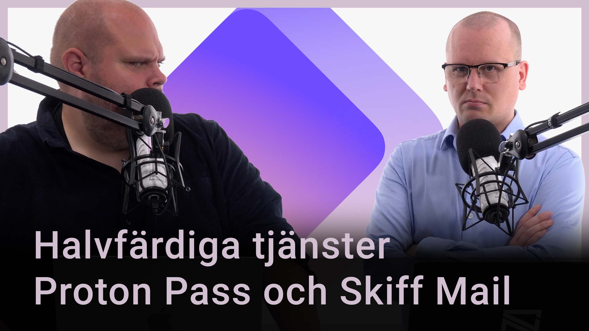 Peter Esse och Karl Emil Nikka står vid mikrofoner. Texten ”Halvfärdiga tjänster Proton Pass och Skiff Mail” står ovanpå.
