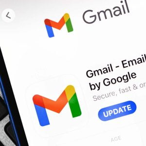 Mobil som visar Gmail-appen (ligger ovanpå tangentbord).