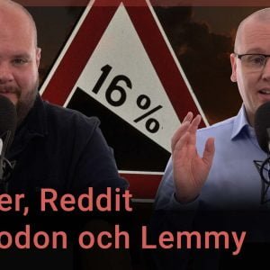 Peter Esse och Karl Emil Nikka står vid sina mikrofoner. Texten ”Twitter, Reddit, Mastodon och Lemmy” står ovanpå.