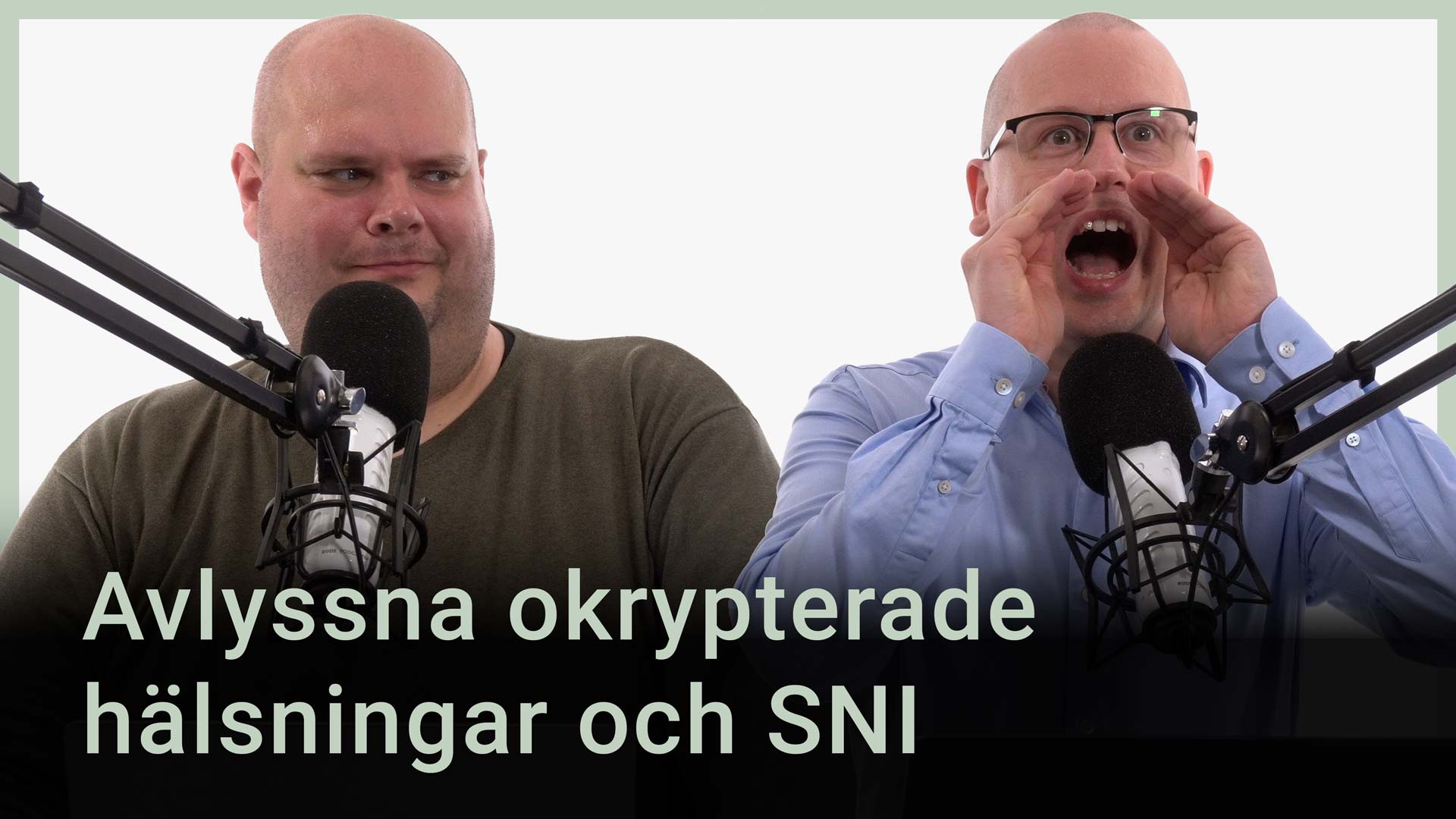 Peter Esse och Karl Emil Nikka står vid sina mikrofoner. Texten ”Avlyssna okrypterade hälsningar och SNI” är tryckt ovanpå bilden.