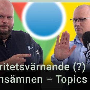Peter Esse och Karl Emil Nikka står vid sina mikrofoner. Chromes logotyp syns i bakgrunden. Texten ”Integritetsvärnande (?) annonsämnen” är stämplad ovanpå.