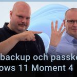 Peter Esse och Karl Emil Nikka står vid sina mikrofoner. Chromes logotyp syns i bakgrunden. Texten ”RAR, backup och passkeys i Windows 11 Moment 4” är stämplad ovanpå.