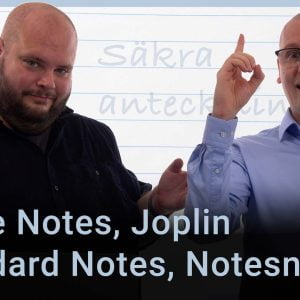 Peter Esse och Karl Emil Nikka står vid sina mikrofoner. Chromes logotyp syns i bakgrunden. Texten ”Apple Notes, Joplin, Standard Notes, Notesnook” är stämplad ovanpå.