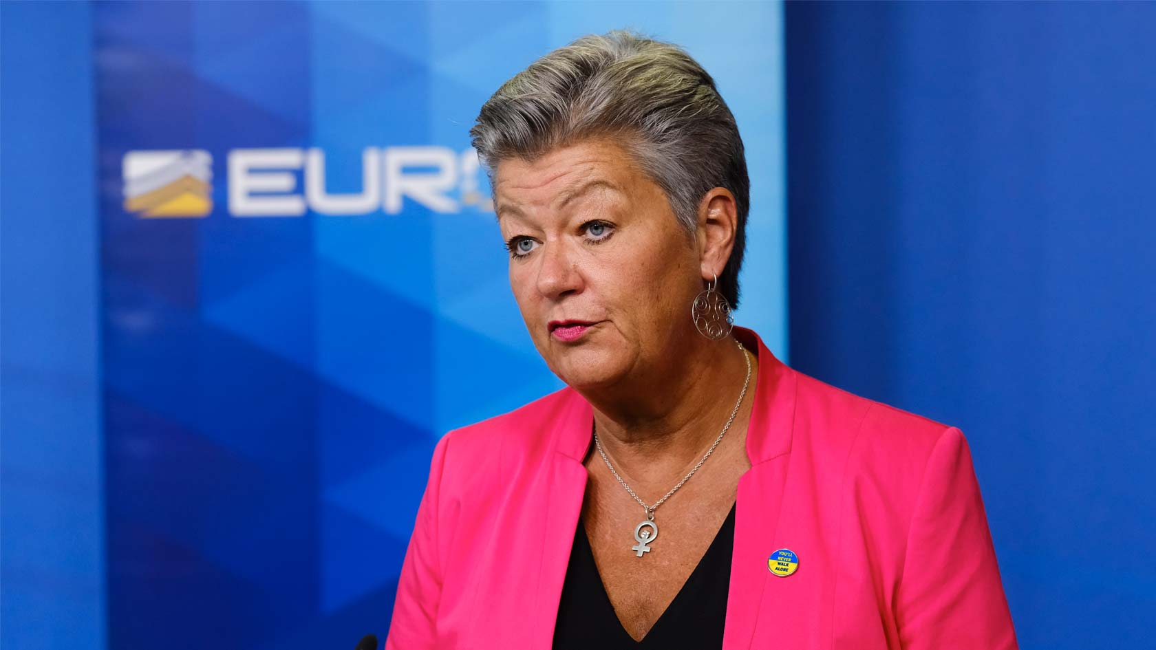 EU-kommissionär Ylva Johansson. Europols logotyp syns svagt i bakgrunden.