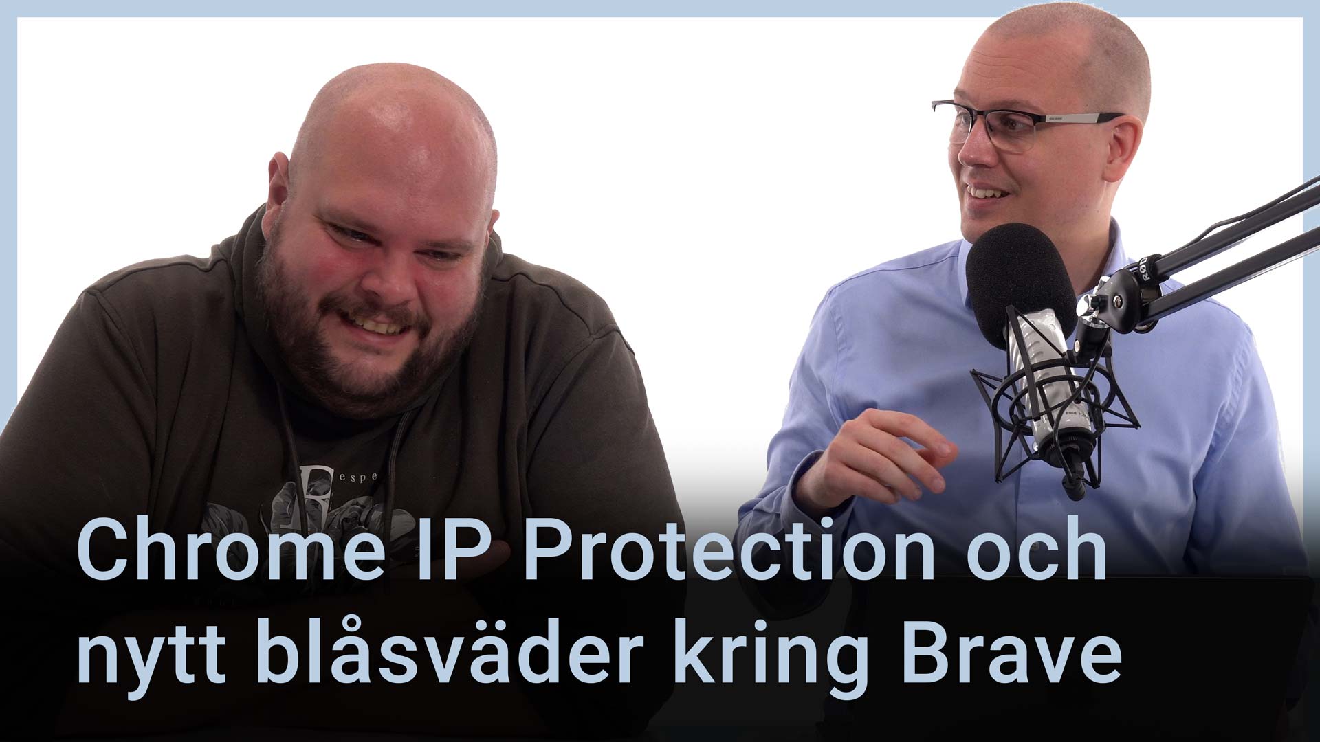 Peter Esse och Karl Emil Nikka står vid sina mikrofoner. Texten ”Chrome IP Protection och nytt blåsväder kring Brave” är stämplad ovanpå.