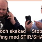 Peter Esse och Karl Emil Nikka står vid sina mikrofoner. Texten ”rörd och skakad” är stämplad ovanpå bilden.
