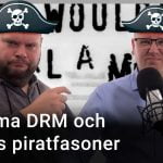 Peter Esse och Karl Emil Nikka står vid sina mikrofoner. Texten ”dumma DRM och Sonys piratfasoner” är stämplad ovanpå bilden.