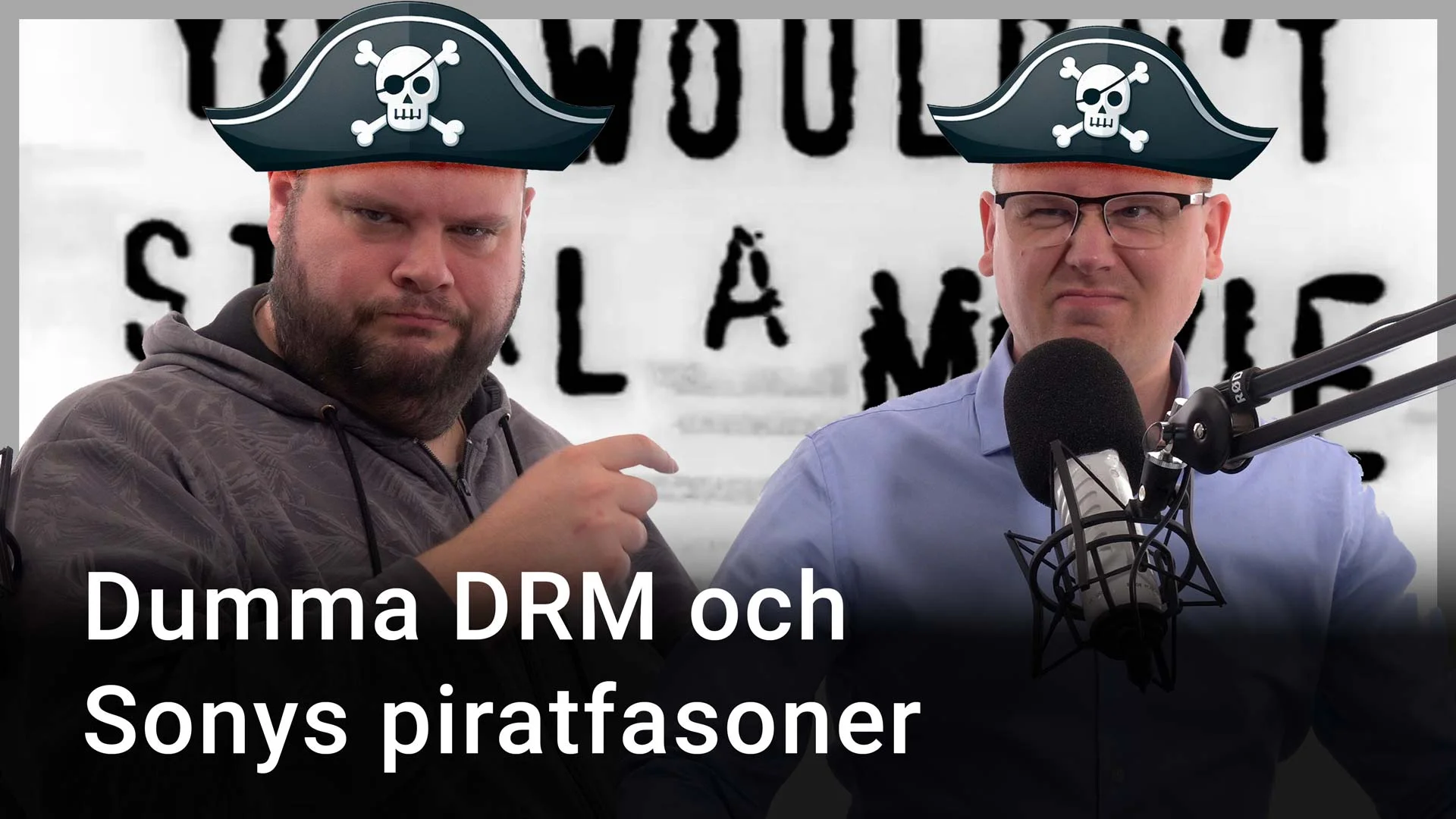 Peter Esse och Karl Emil Nikka står vid sina mikrofoner. Texten ”dumma DRM och Sonys piratfasoner” är stämplad ovanpå bilden.