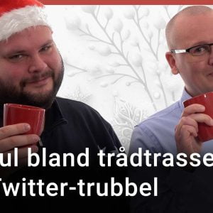 Peter Esse och Karl Emil Nikka står vid sina mikrofoner. Texten ”God jul bland trådtrassel och Twitter-trubbel” är stämplad ovanpå bilden.