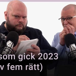 Peter Esse och Karl Emil Nikka står vid sina mikrofoner. Texten ”Året som gick 2023 (ett av fem rätt)” är stämplad ovanpå bilden.