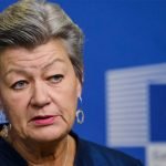 Ylva Johansson med EU-kommissionens logotyp i bakgrunden.