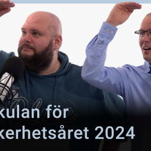 Peter Esse och Karl Emil Nikka står vid sina mikrofoner. Texten ”I spåkulan för IT-säkerhetsåret 2024” är stämplad ovanpå bilden.