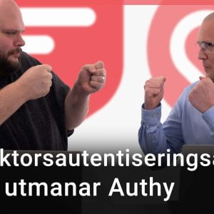 Peter Esse och Karl Emil Nikka står vid sina mikrofoner. Texten ”Tvåfaktorsautentiseringsappen 2FAS utmanar Authy” är stämplad ovanpå bilden. Apparnas logotyper syns i bakgrunden.