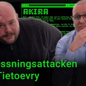 Peter Esse och Karl Emil Nikka står vid sina mikrofoner. Texten ”Utpressningsattacken mot Tietoevry” är stämplad ovanpå bilden. Utpressningstrojanen Akiras webbplats syns i bakgrunden.