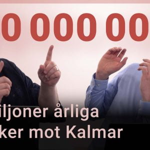 Peter Esse och Karl Emil Nikka står vid sina mikrofoner. Texten ”70 miljoner årliga attacker mot Kalmar” är stämplad ovanpå bilden.
