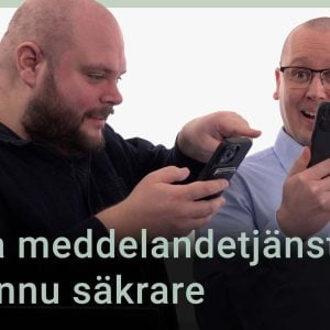 Peter Esse och Karl Emil Nikka står vid sina mikrofoner. Texten ”Säkra meddelandetjänster blir ännu säkrare” är stämplad ovanpå bilden.