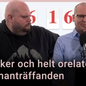 Peter Esse och Karl Emil Nikka står vid sina mikrofoner. Texten ”Attacker och helt orelaterade sammanträffanden” är stämplad ovanpå bilden.