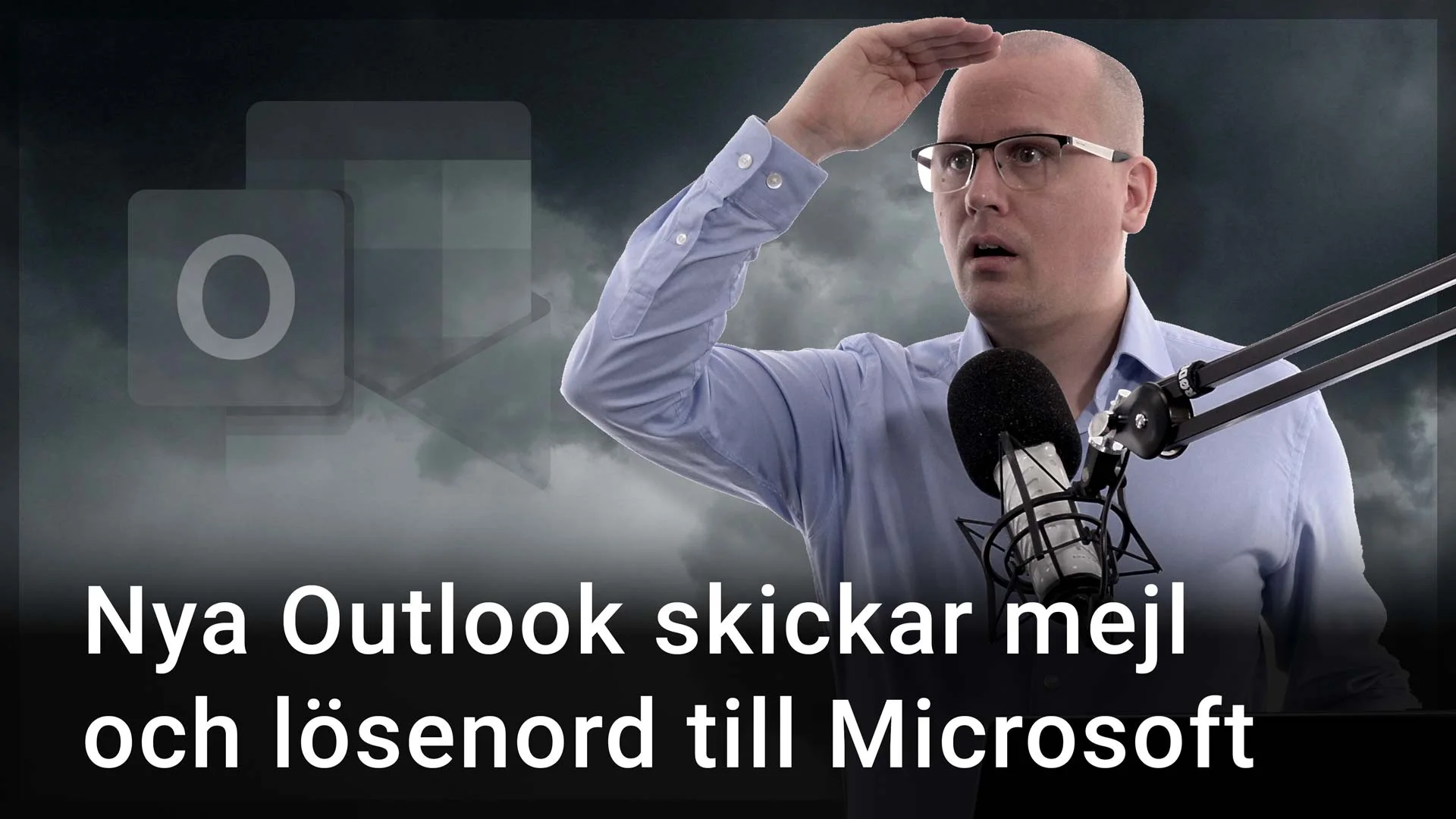Karl Emil Nikka står vid sin mikrofon. I bakgrunden syns oroliga moln. Outlooks appikon skymtas svagt i bakgrunden.