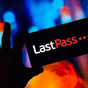 Två händer håller upp en mobil med Lastpass logotyp på.