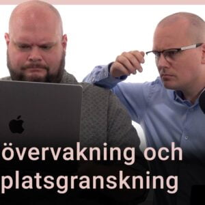 Peter Esse och Karl Emil Nikka står vid sina mikrofoner. Texten ”Massövervakning och webbplatsgranskning” är stämplad ovanpå.