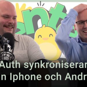 Peter Esse och Karl Emil Nikka står vid sina mikrofoner. Texten ”Ente Auth synkroniserar mellan Iphone och Android” är stämplad ovanpå.