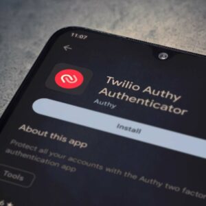 Android-mobil visar Twilio Authy-appen i Google Play.