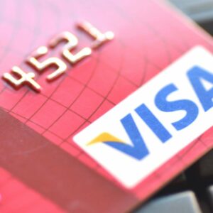 Ett Visa-betalkort ligger på ett tangentbord.