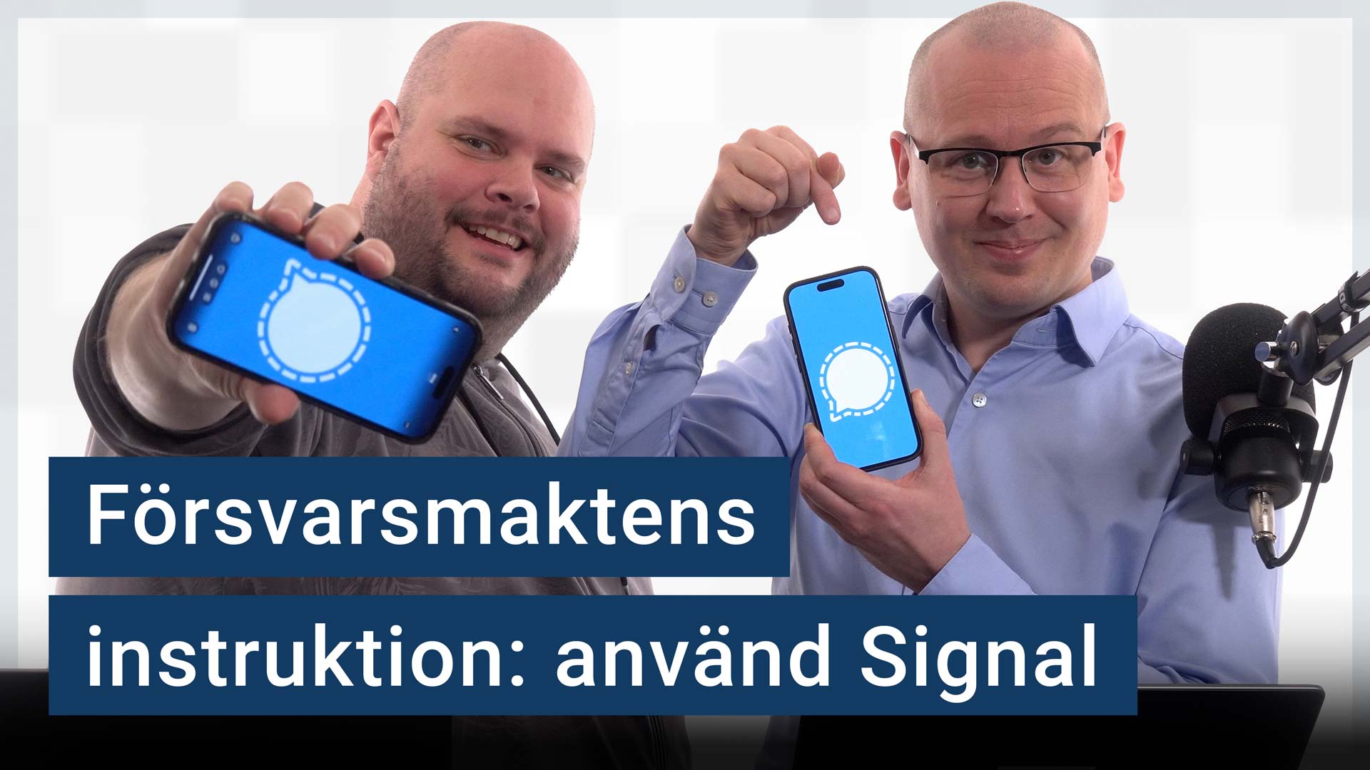 Peter Esse och Karl Emil Nikka står vid sina mikrofoner och håller upp mobiler med Signal-appens logotyp. Texten ”Försvarsmaktens instruktion: använd Signal” är stämplad ovanpå.