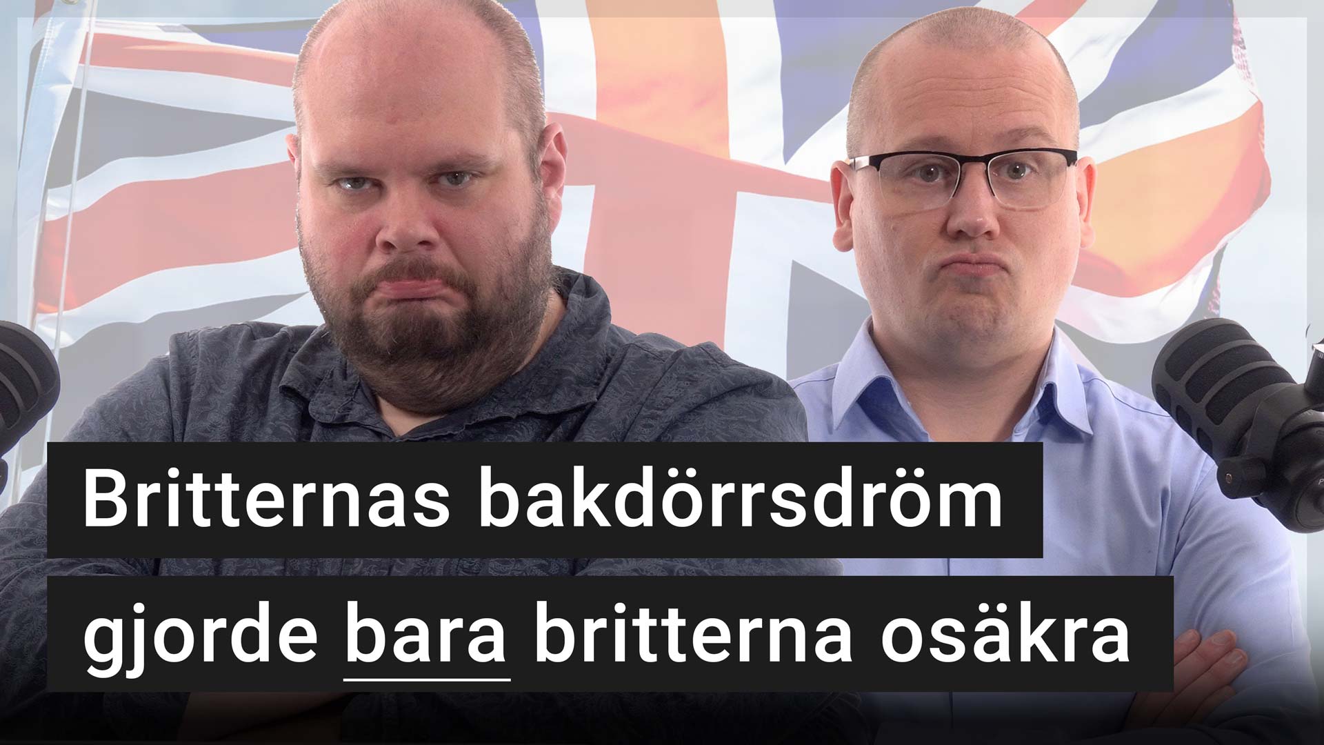 Peter Esse och Karl Emil Nikka står vid sina mikrofoner. I bakgrunden syns i brittisk flagga. Texten ”Britternas bakdörrsdröm gjorde bara britterna osäkra” är stämplad ovanpå.