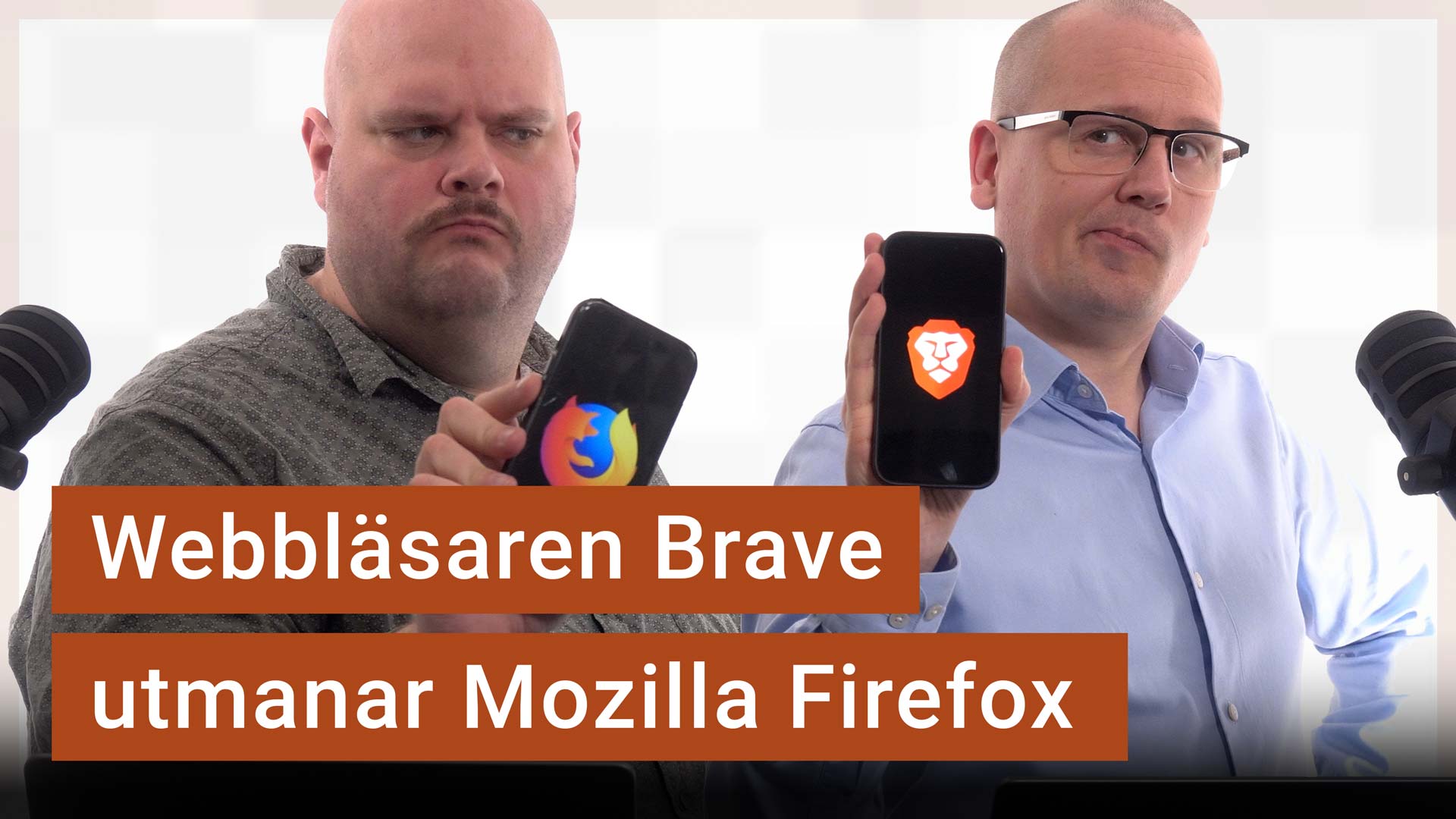 Peter Esse och Karl Emil Nikka står vid sina mikrofoner. De håller upp varsin mobil som visar Firefox- respektive Brave-logotypen.
