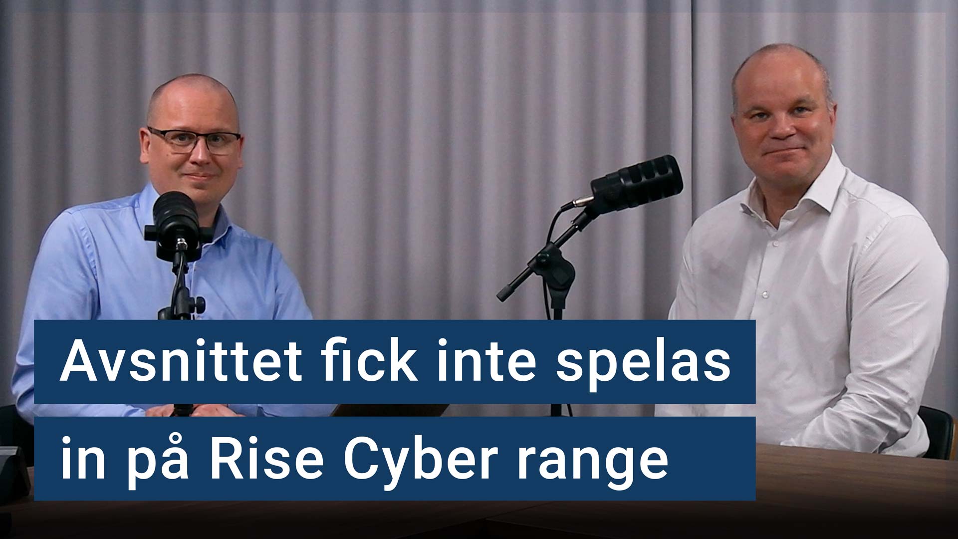 Karl Emil Nikka och Karl Resare sitter vid sina mikrofoner. Texten ”Avsnittet fick inte spelas in på Rise Cyber Range”.