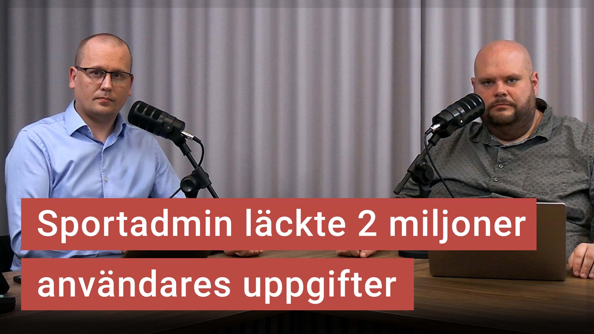 Karl Emil Nikka och Peter Esse sitter vid sina mikrofoner. texten ”Sportadmin läckte två miljoner användares uppgifter” syns ovanpå.