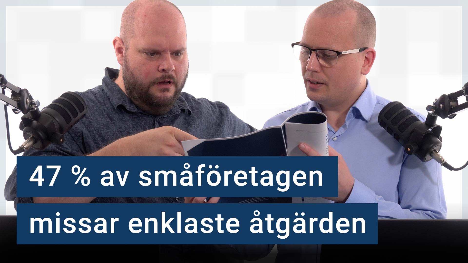Peter Esse och Karl Emil Nikka står vid sina mikrofoner. Texten ”47 % av småföretagen missar enklaste åtgärden” är stämplad ovanpå.