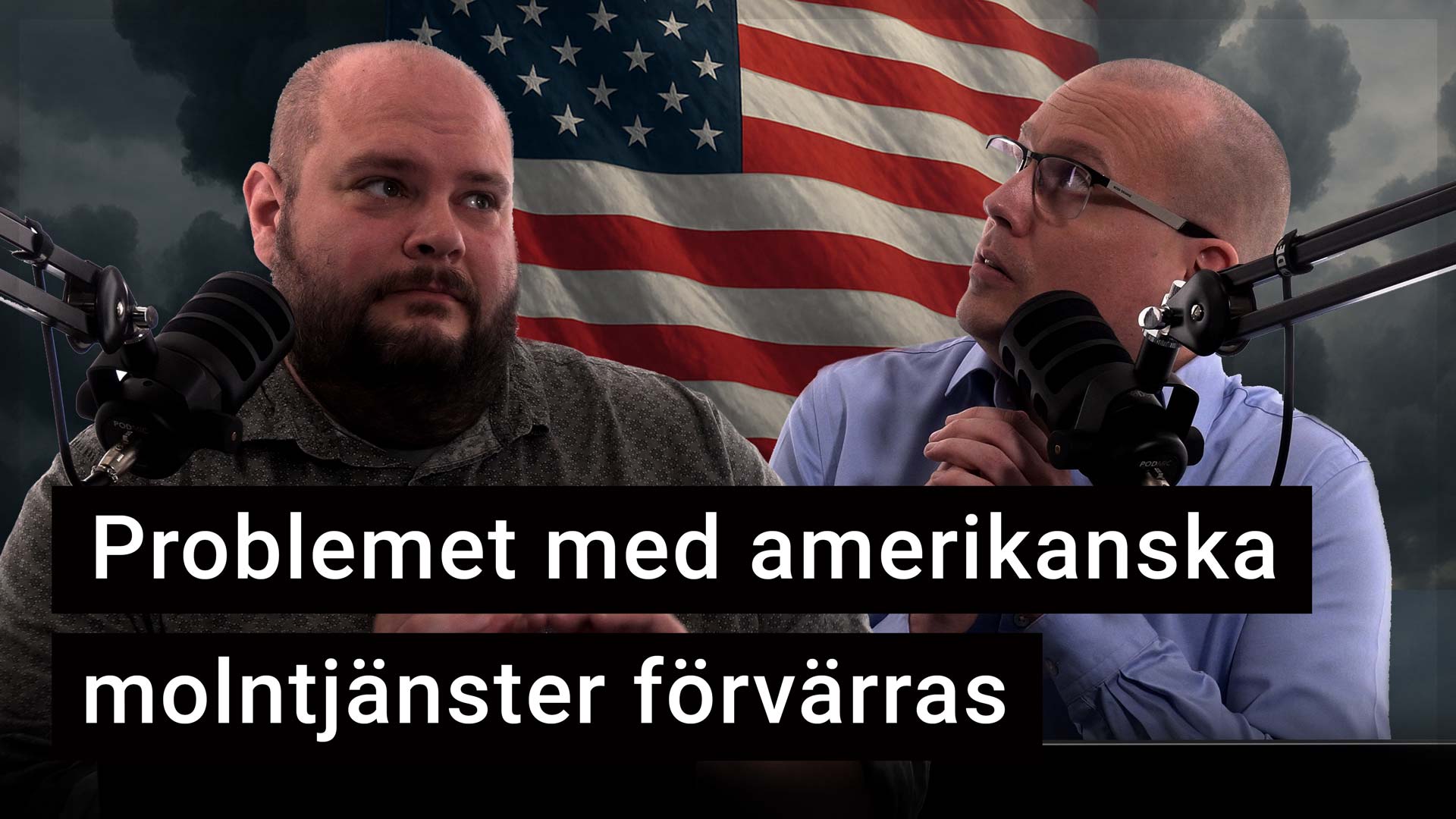 Peter Esse och Karl Emil Nikka står vid sina mikrofoner. I bakgrunden syns ett mörkt moln med en amerikansk flagga.