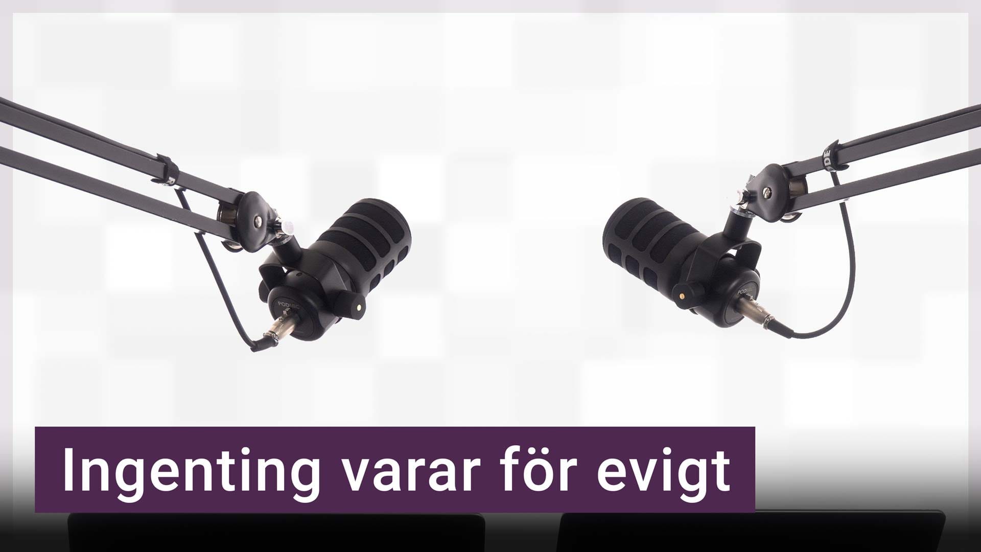 Två mikrofoner i ett tomt rum. Texten ”ingenting varar för evigt” är stämplad ovanpå.