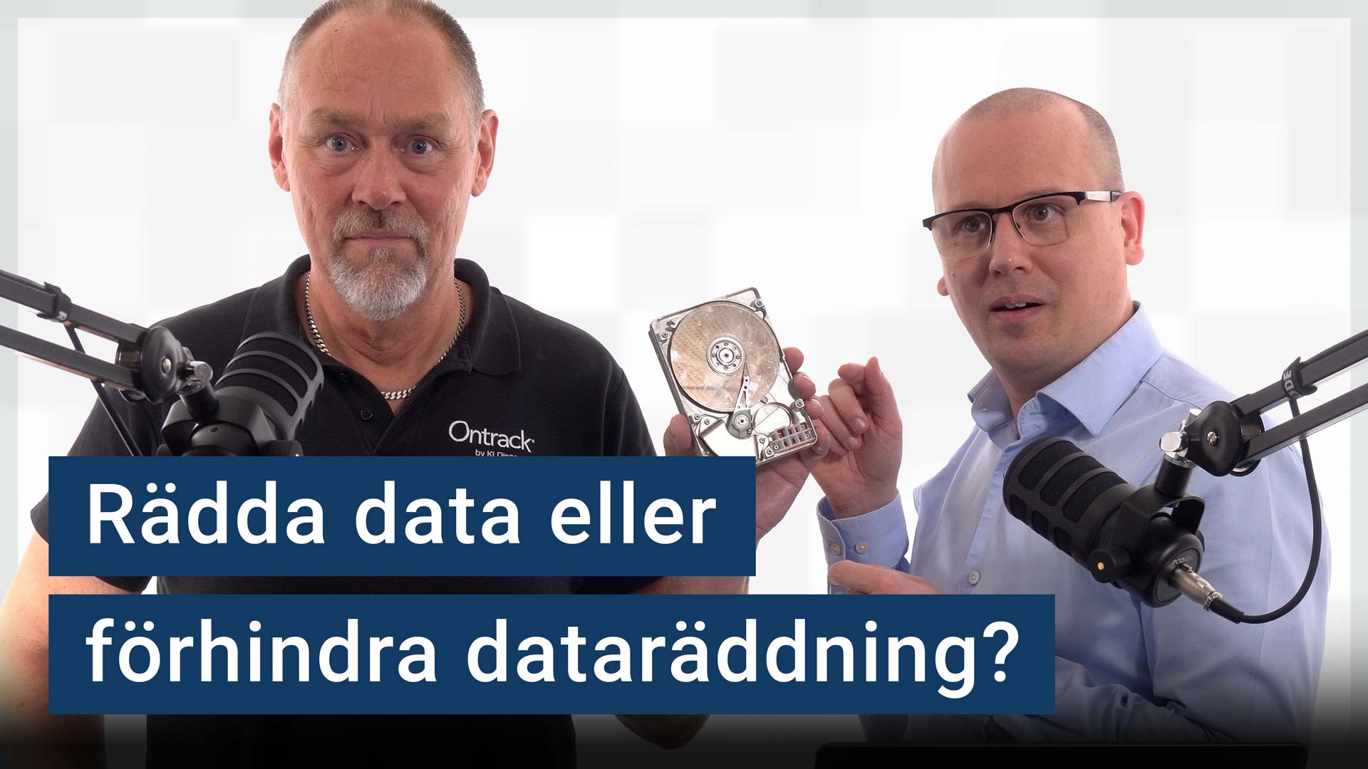 Åke Ljungvist från Ibas står bredvid Nikka. Åke håller upp en öppen hårddisk.
