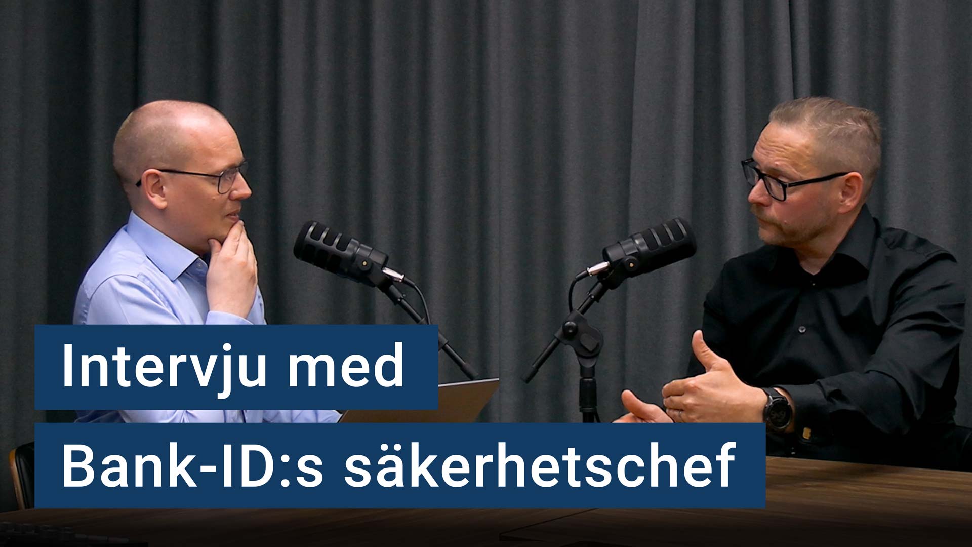 Karl Emil Nikka och Andreas Bergqvist sitter vid sina mikrofoner. Texten ”Intervju med Bank-ID:s säkerhetschef” är stämplad ovanpå.