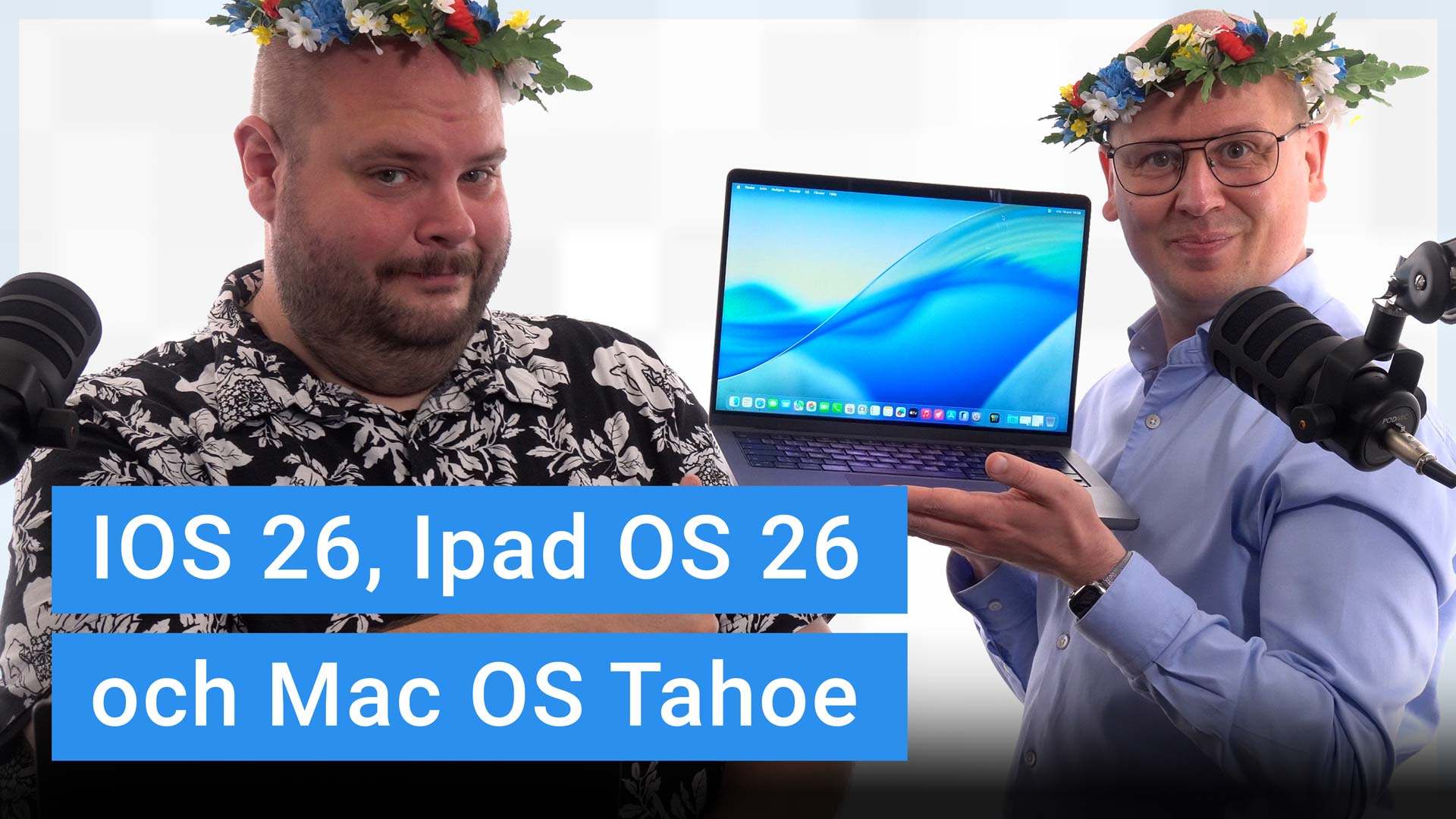 Peter Esse och Karl Emil Nikka står i poddstudion med midsommarkransar på huvudet. Nikka håller upp en dator med Mac OS Tahoe.