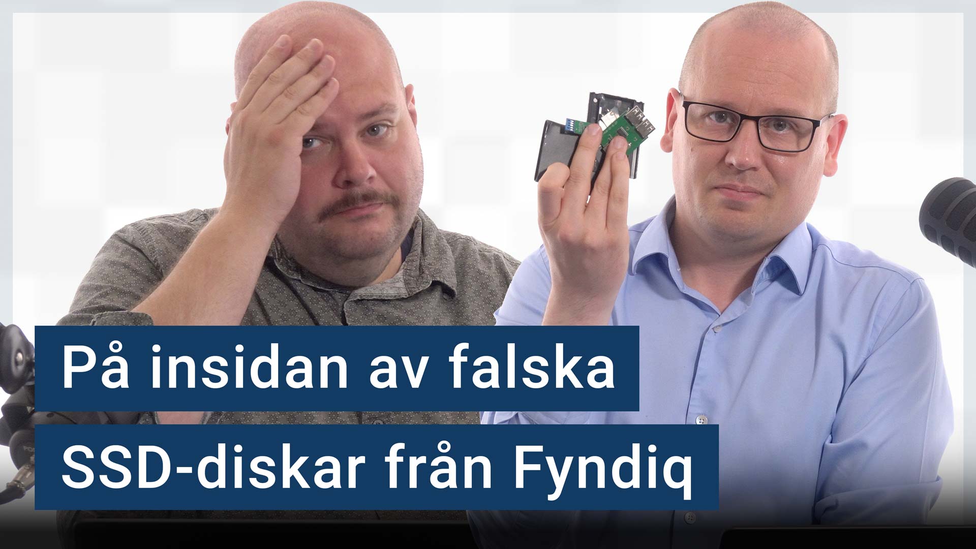 Peter Esse och Karl Emil Nikka står vid sina mikrofoner. Nikka håller upp en öppnad bluffhårddisk. Texten ”på insidan av falska SSD-diskar från Fyndiq” är stämplad ovanpå.