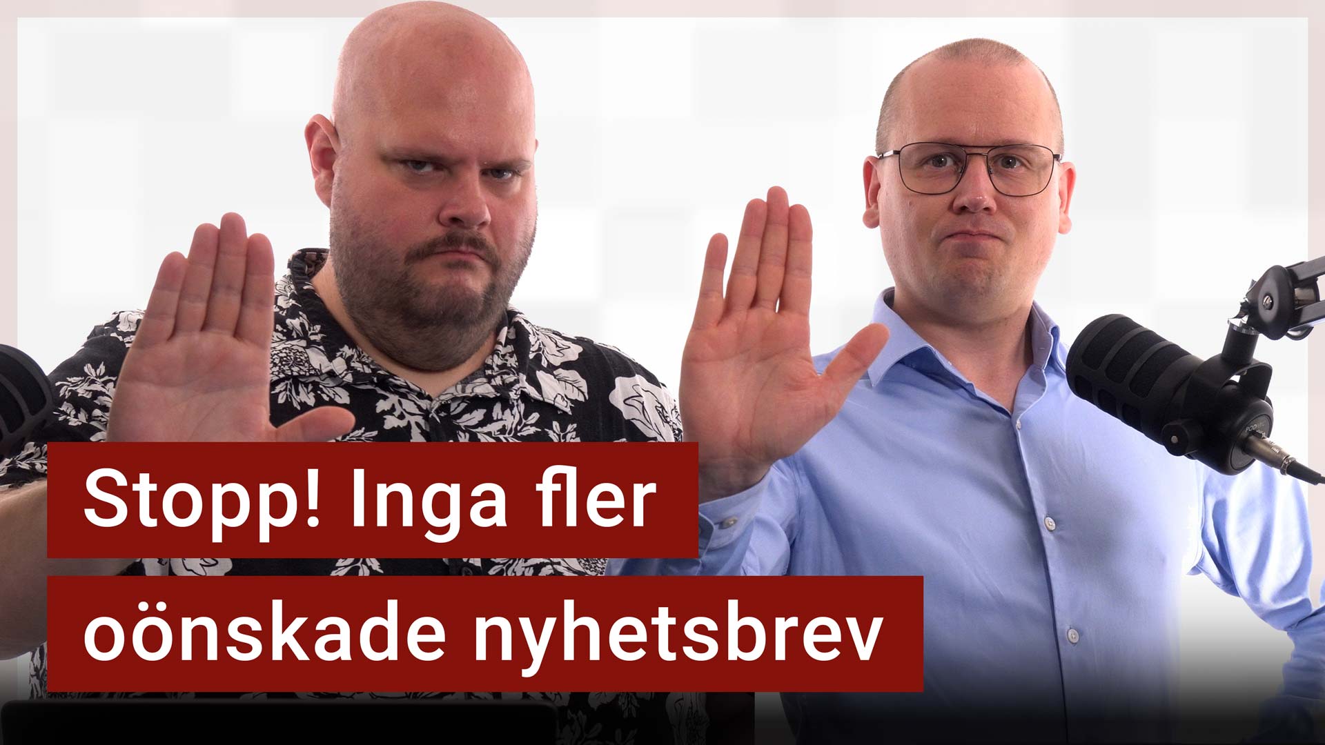 Peter och Nikka står vid sina mikrofoner. Texten ”Stopp, inga fler oönskade nyhetsbrev” är stämplad ovanpå.