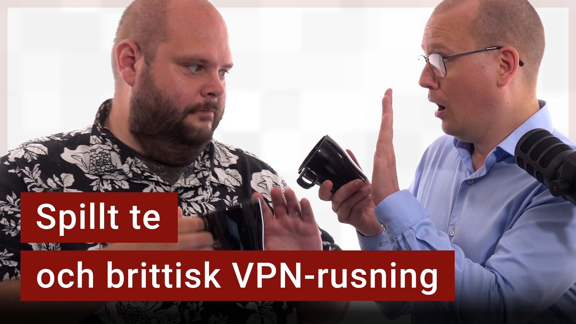 Peter Esse och Karl Emil Nikka står vid sina mikrofoner. Texten ”spillt te och brittisk VPN-rusning” är stämplad ovanpå.