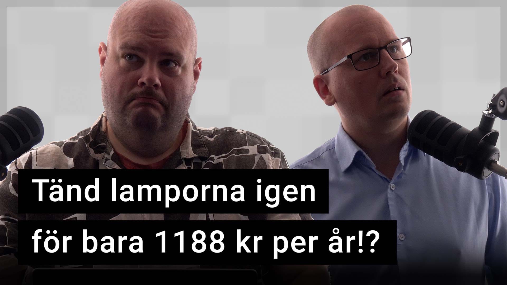 Peter Esse och Karl Emil Nikka står vid sina mikrofoner. Lamporna i lokalen är släckta. Texten ”tänd lamporna ige för bara 1188 kr/år” är stämplad ovanpå.