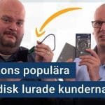 Peter Esse och Karl Emil Nikka står vid sina mikrofoner. Texten ”Amazons populära SSD-disk lurade kunderna” är stämplad ovanpå.