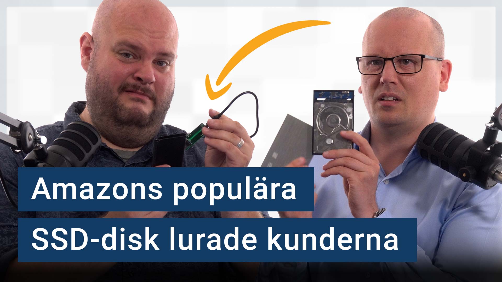Peter Esse och Karl Emil Nikka står vid sina mikrofoner. Texten ”Amazons populära SSD-disk lurade kunderna” är stämplad ovanpå.